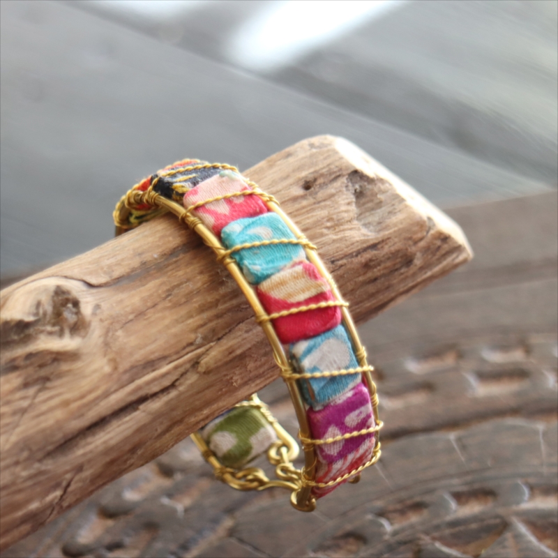 リサイクルサリー バングル 布 クラフトビーズ カラフルな四角いタイル