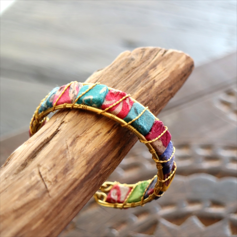 リサイクルサリー バングル 布 クラフトビーズ カラフルな四角いタイル