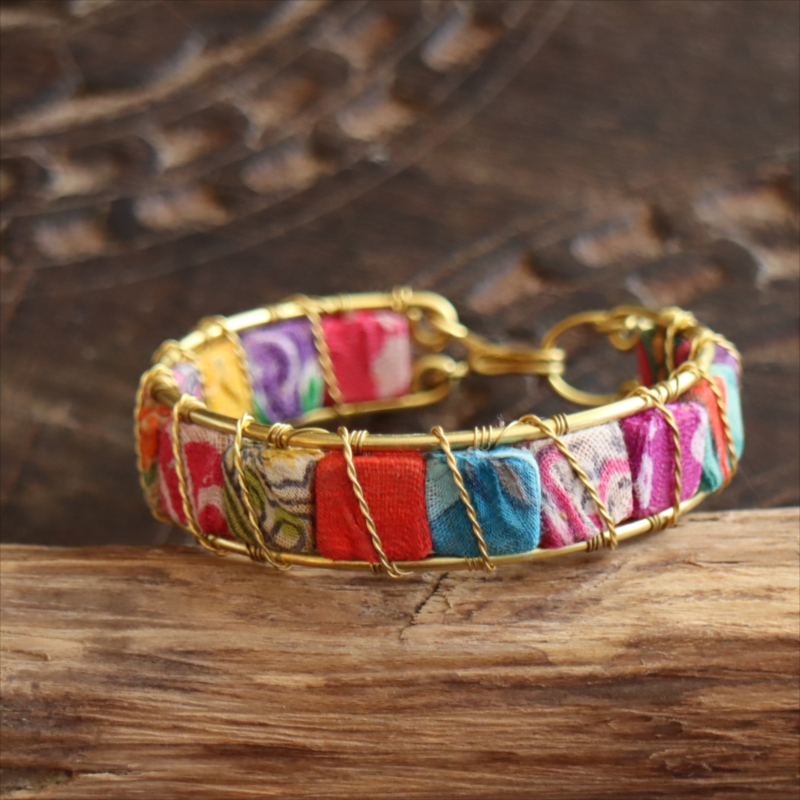 リサイクルサリー バングル 布 クラフトビーズ カラフルな四角いタイル