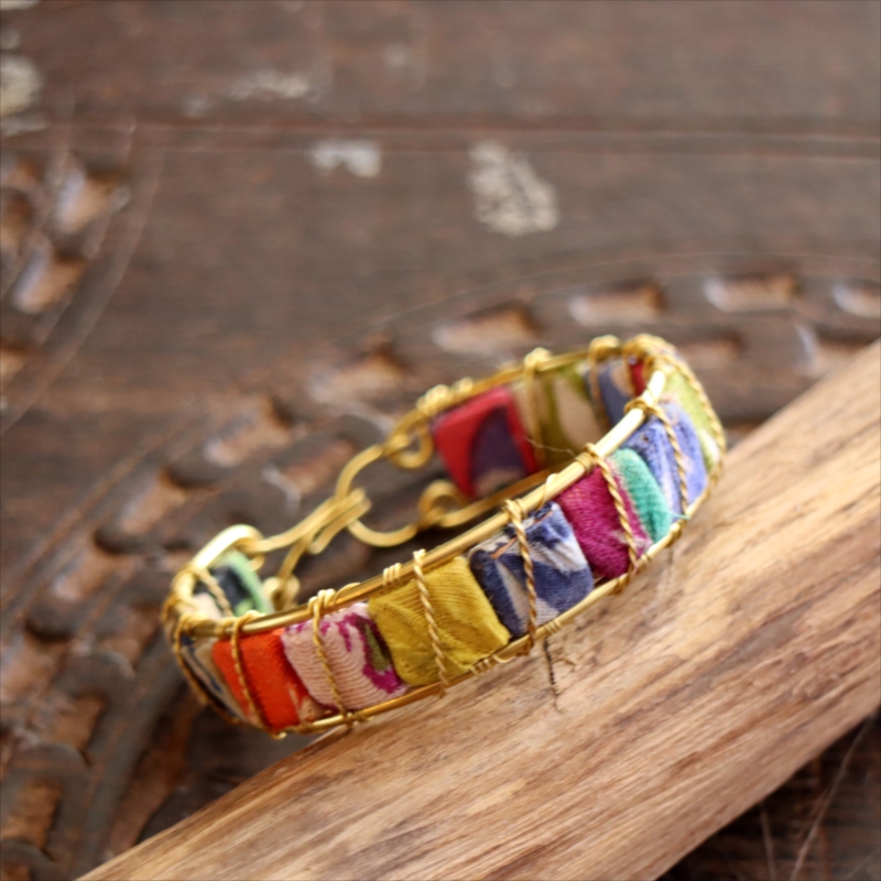 リサイクルサリー バングル 布 クラフトビーズ カラフルな四角いタイル