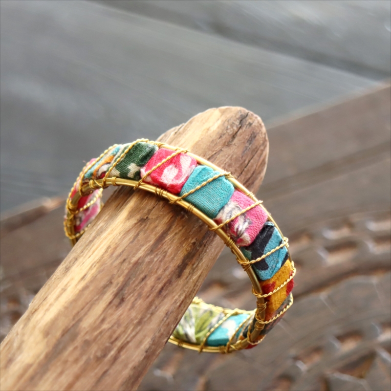 リサイクルサリー バングル 布 クラフトビーズ カラフルな四角いタイル