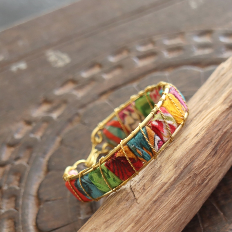 リサイクルサリー バングル 布 クラフトビーズ カラフルな四角いタイル