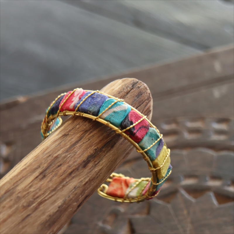 リサイクルサリー バングル 布 クラフトビーズ カラフルな四角いタイル