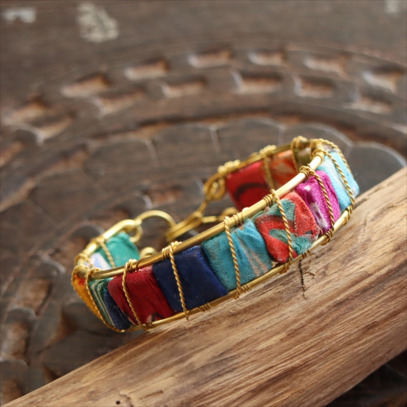リサイクルサリー バングル 布 クラフトビーズ カラフルな四角いタイル