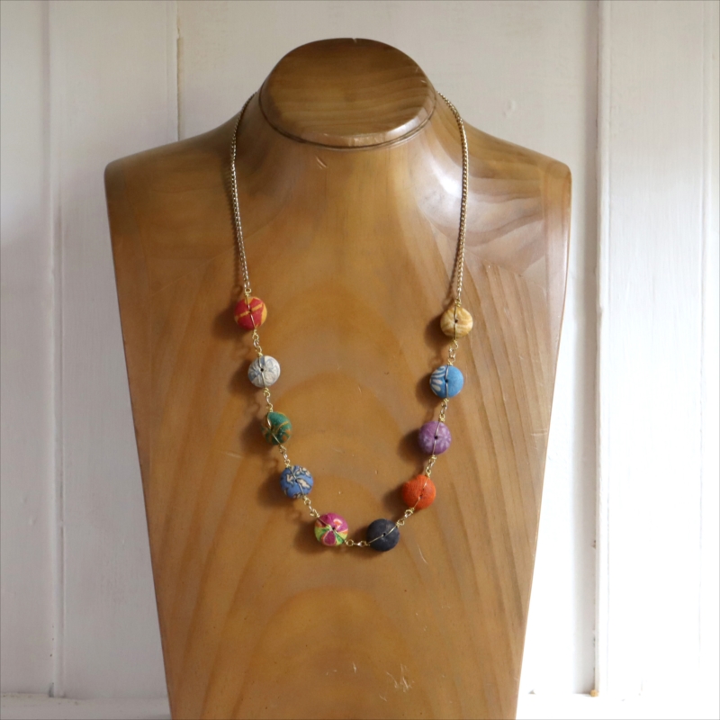 リサイクルサリー クラフトビーズ ネックレス １０粒のカラフルビーズ　１点もの