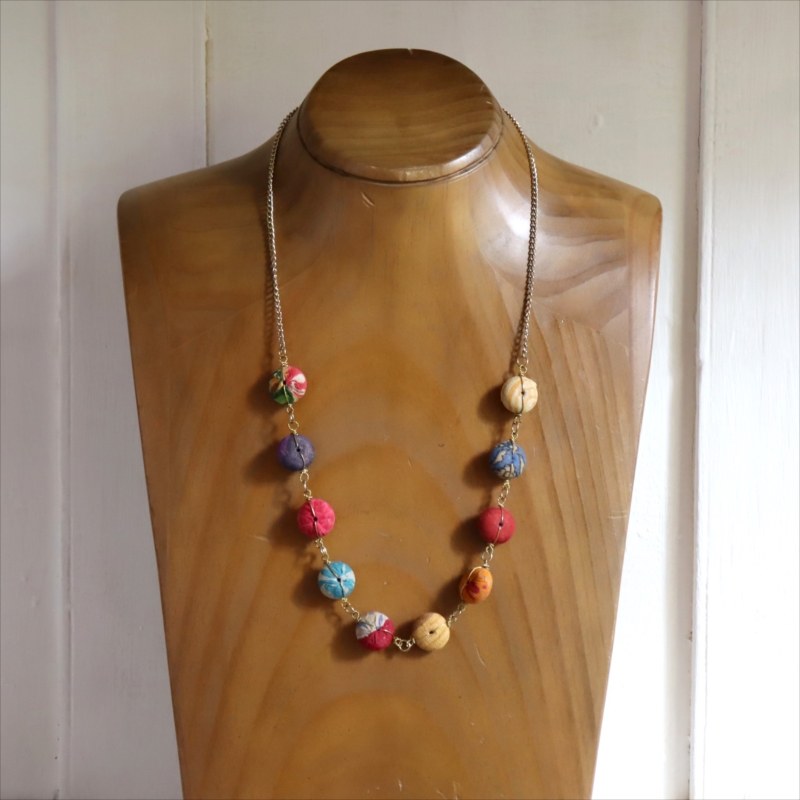 リサイクルサリー クラフトビーズ ネックレス １０粒のカラフルビーズ　１点もの