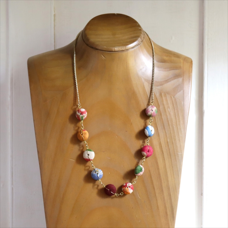 リサイクルサリー クラフトビーズ ネックレス １０粒のカラフルビーズ　１点もの