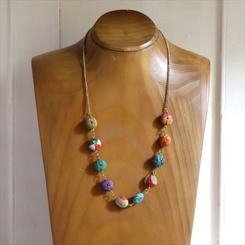 リサイクルサリー クラフトビーズ ネックレス １０粒のカラフルビーズ　１点もの