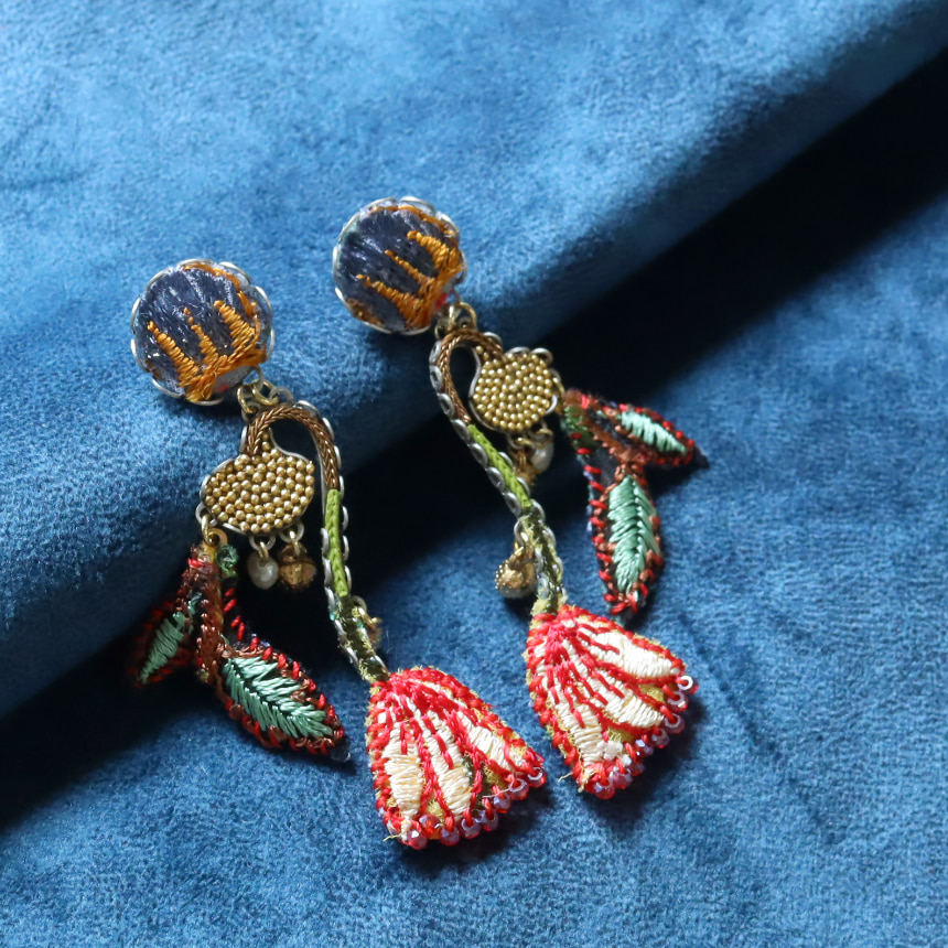 アヤラ　バー　ピアス　シグニチャーコレクション Embroidered Garden 刺繍 立体モチーフ