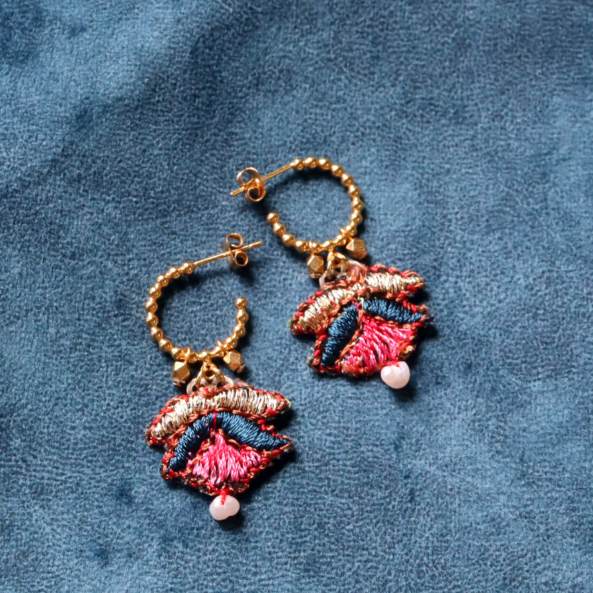 アヤラ　バー　ピアス　シグニチャーコレクション Embroidered Garden 刺繍 立体モチーフ