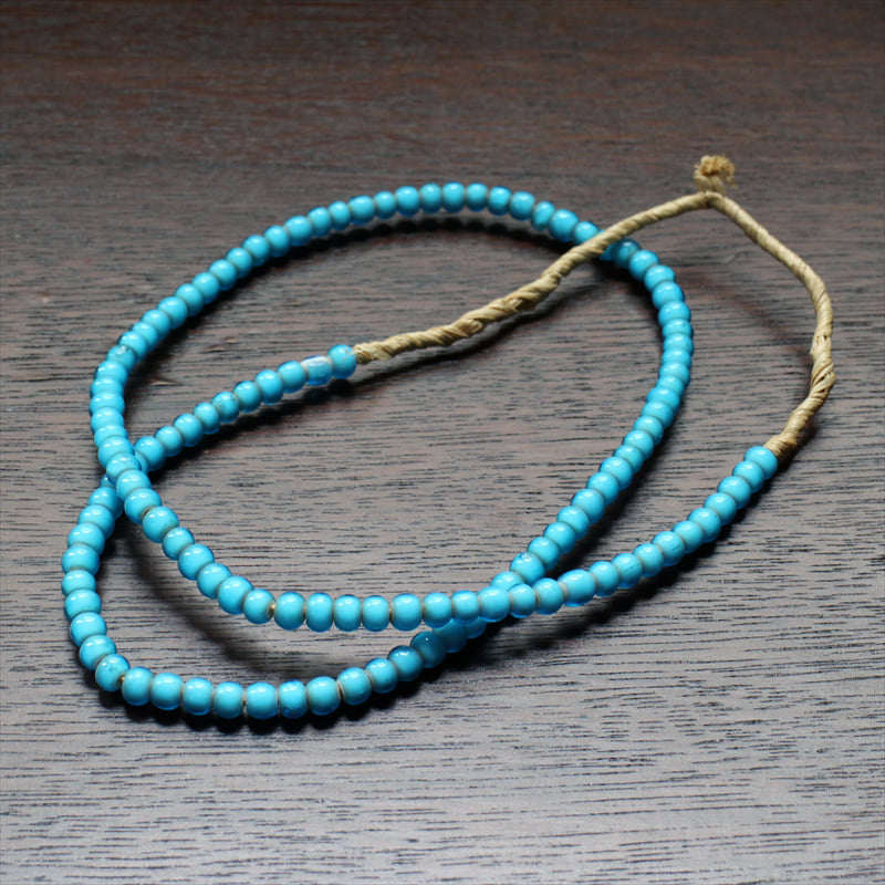ホワイトハート　トルコブルー一連（約120粒）アフリカントレードビーズ　African trade glass beads, GAHANA【クリックポスト利用】