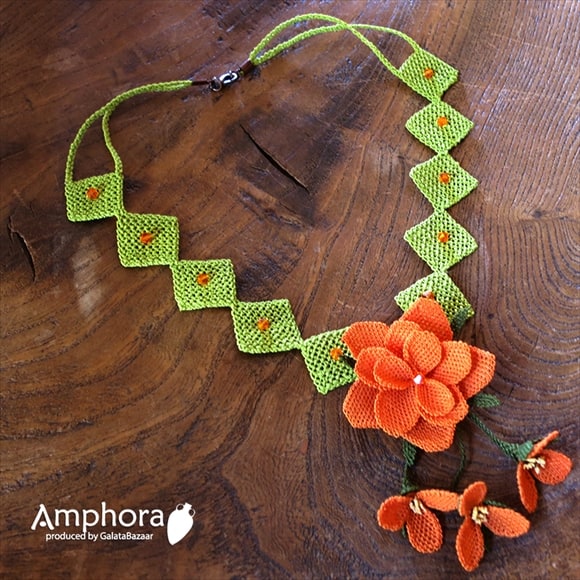 イーネ・オヤ刺繍針で作る繊細なレースネックレス/オレンジの花