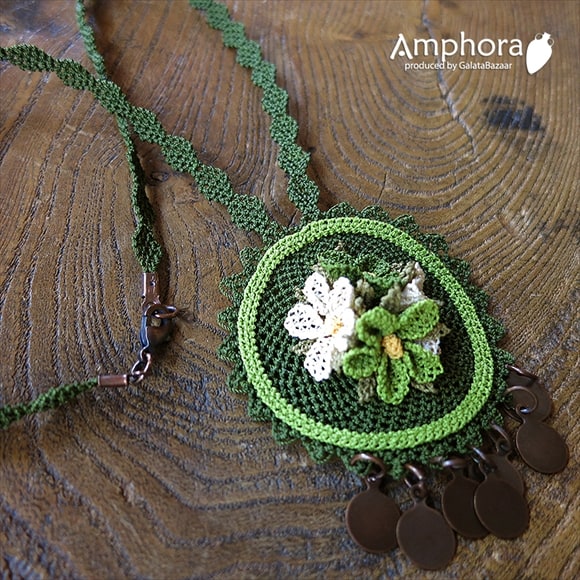 イーネ・オヤ刺繍針で作る繊細なレースエフェ・オヤ/グリーンと小花のペンダントネックレス