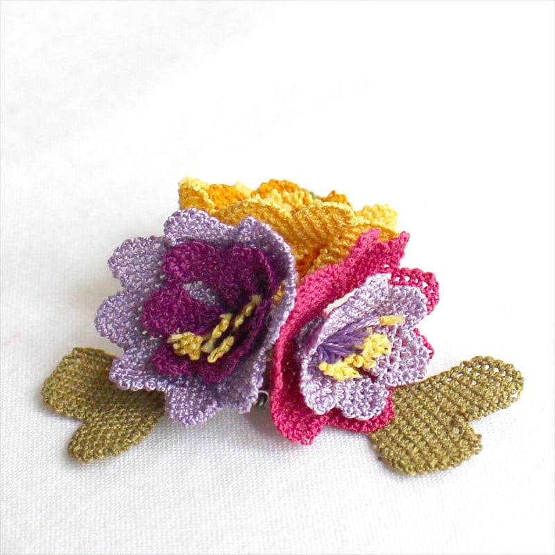 イーネ・オヤ ブローチ 刺繍針で編むシルク糸のトルコ伝統レース ハンドメイド 三つの花 コサージュ