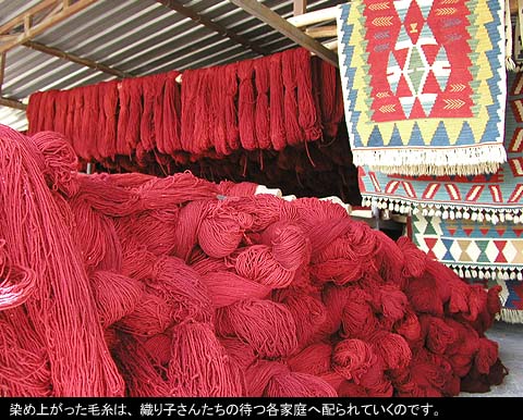 赤く染め上がった大量の毛糸