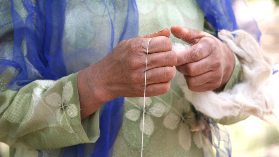 カシュカイ族　糸を紡ぐ