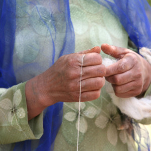 ギャッベの毛糸を紡ぐカシュカイ族の女性