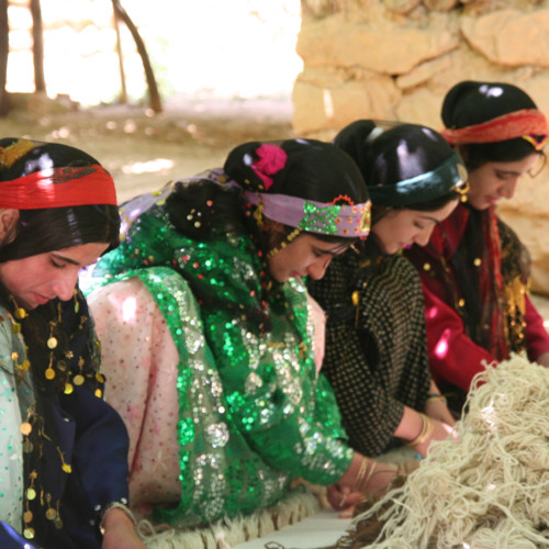 ギャッベを織るカシュカイ族の姉妹