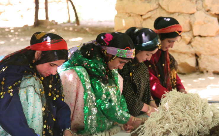 ギャッベを織るカシュカイ族の姉妹