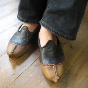 羊革の伝統的な靴